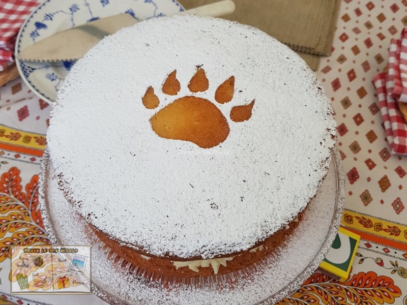 DIY 선물 아이디어 - 직접 만든 빅토리아 스펀지 케이크(Victoria sponge cake) 위에 곰 발자국 아이싱으로 장식 완성하기 - Sehee in the World